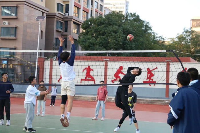 因此